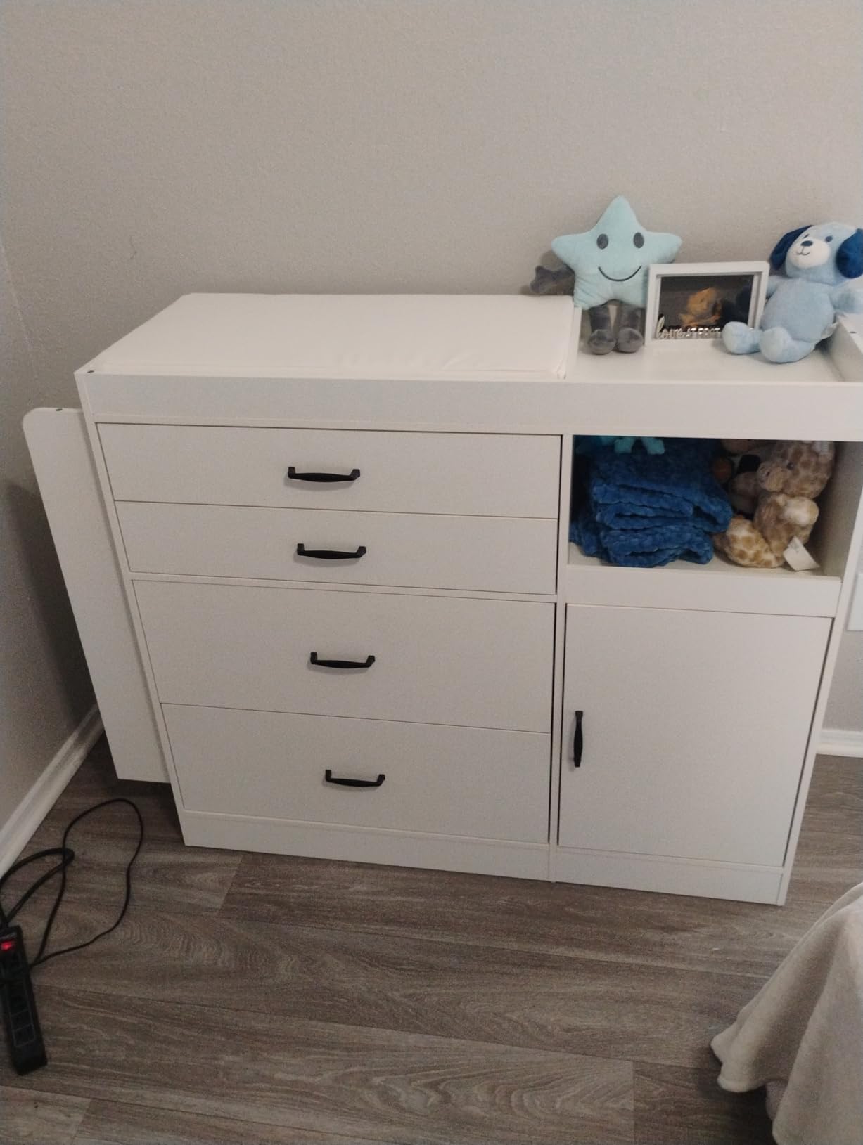 Bigbiglife Changing Table Dresser, Baby Nursery Dresser with 4 Drawers & 1 Cabinet & 3 Open Shelves Storage, Modern Diaper Changing Station for Children's Room, Changing Pad Included, White customer photo 2