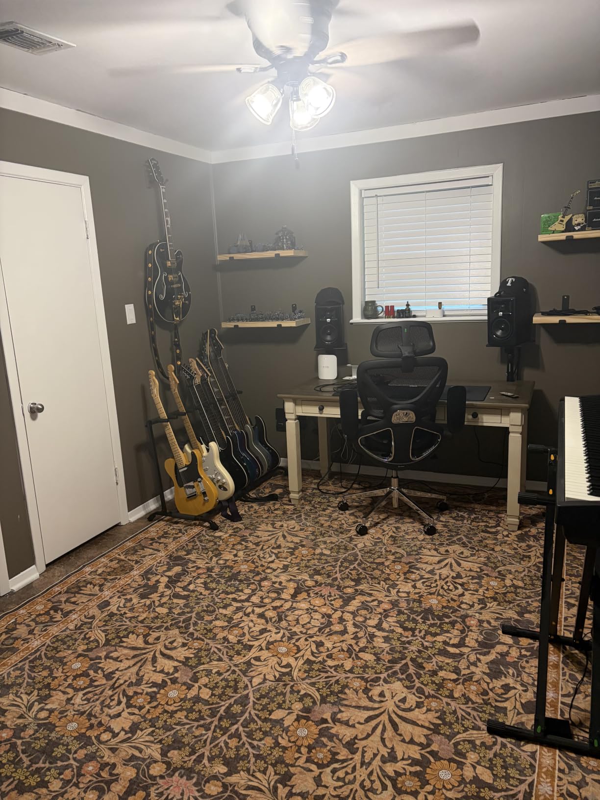 Gator Rok-It Multi Guitar Stand Rack with Folding Design, Holds up to 10 Electric or Acoustic Guitars (RI-GTR-RACK10) customer photo 2