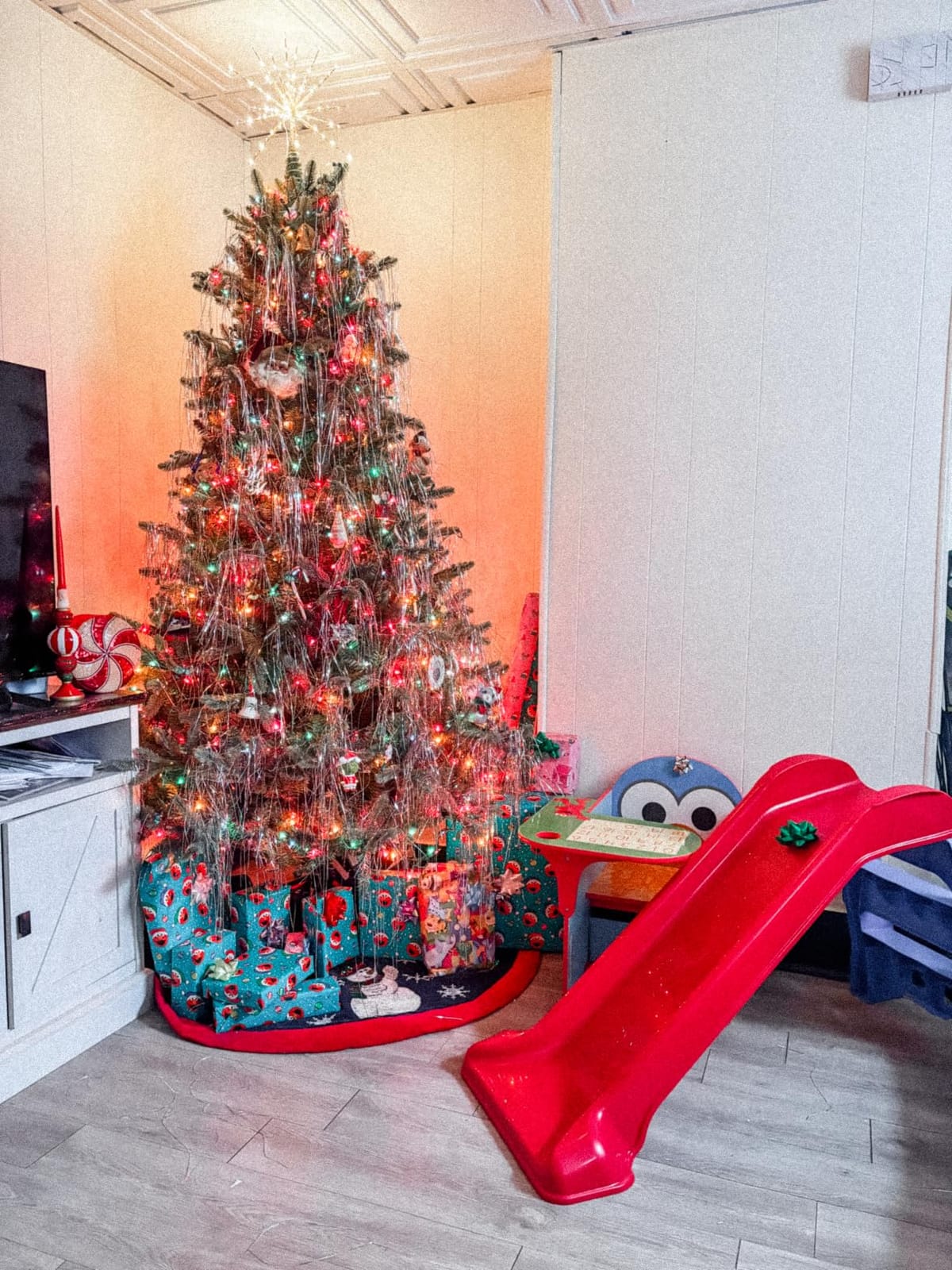 15-Inch Starburst Christmas Tree Topper with 150 LEDs & Remote, Silver | USB Powered with Auto Timer, Fits Trees Up to 9FT, Multiple Lighting Modes Create a Festive Glow customer photo 1