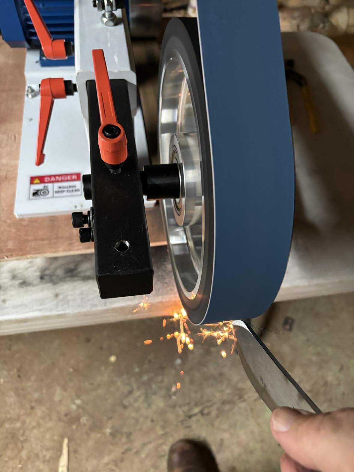 Belt Grinder Sander with VFD, 2x72-inch 1500W 2HP Variable Speed Control Belt Sander with 3 Sets Grinding Tools and 3 Zirconia corundum Sanding Belts for Metalworking, Knife Making customer photo 1