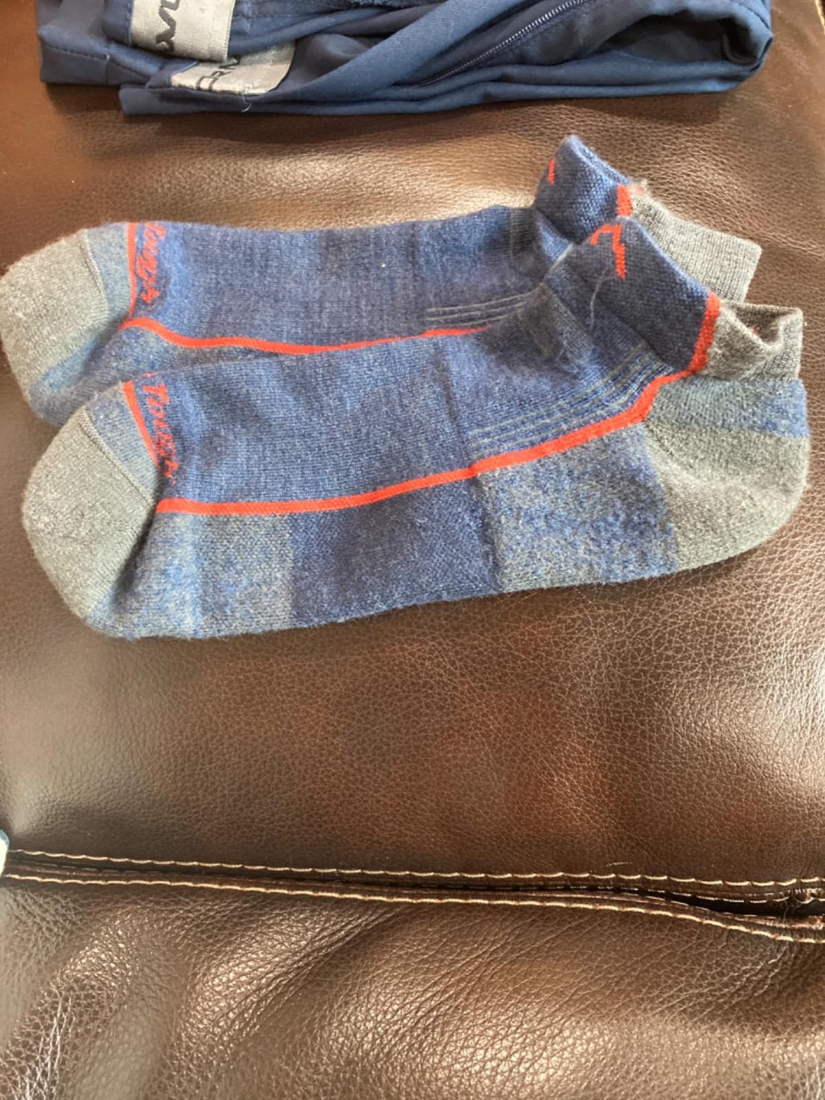 Darn Tough Vermont Men's Hiker Quarter Midweight Cushion Sock (Style 1959) customer photo 1