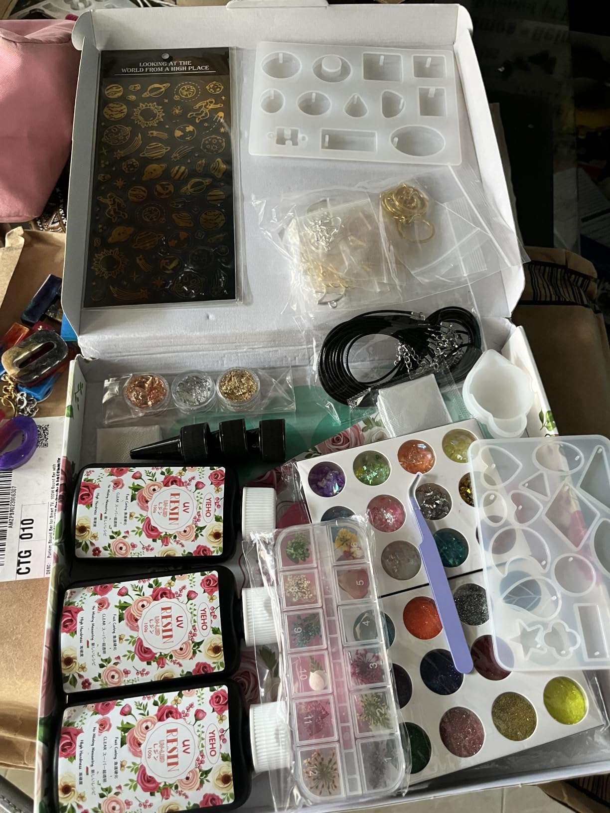 YIEHO 300g UV Resin Kit with Light and Molds, Upgraded Crystal Clear Hard UV Curing Premixed Resin Starter Jewelry Making Kit for DIY Keychain, Earring and Necklace customer photo 1