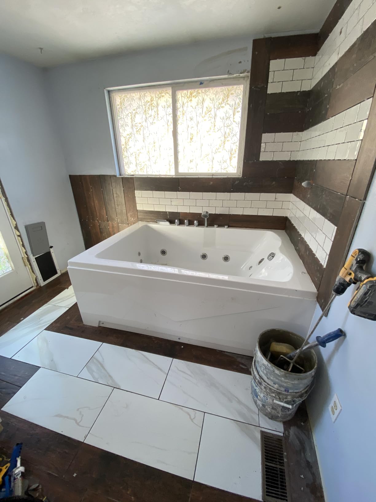 Empava 2 Person Heated Soaking Whirlpool Bathtub, 71