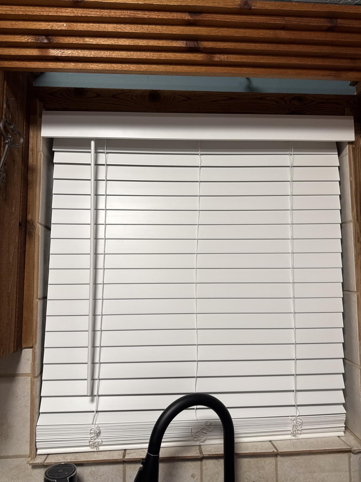 Lotus & Windoware Cordless Faux Wood Blind, Smooth, Bright White, Privacy Slats, Blinds for Indoor Windows, 34.5