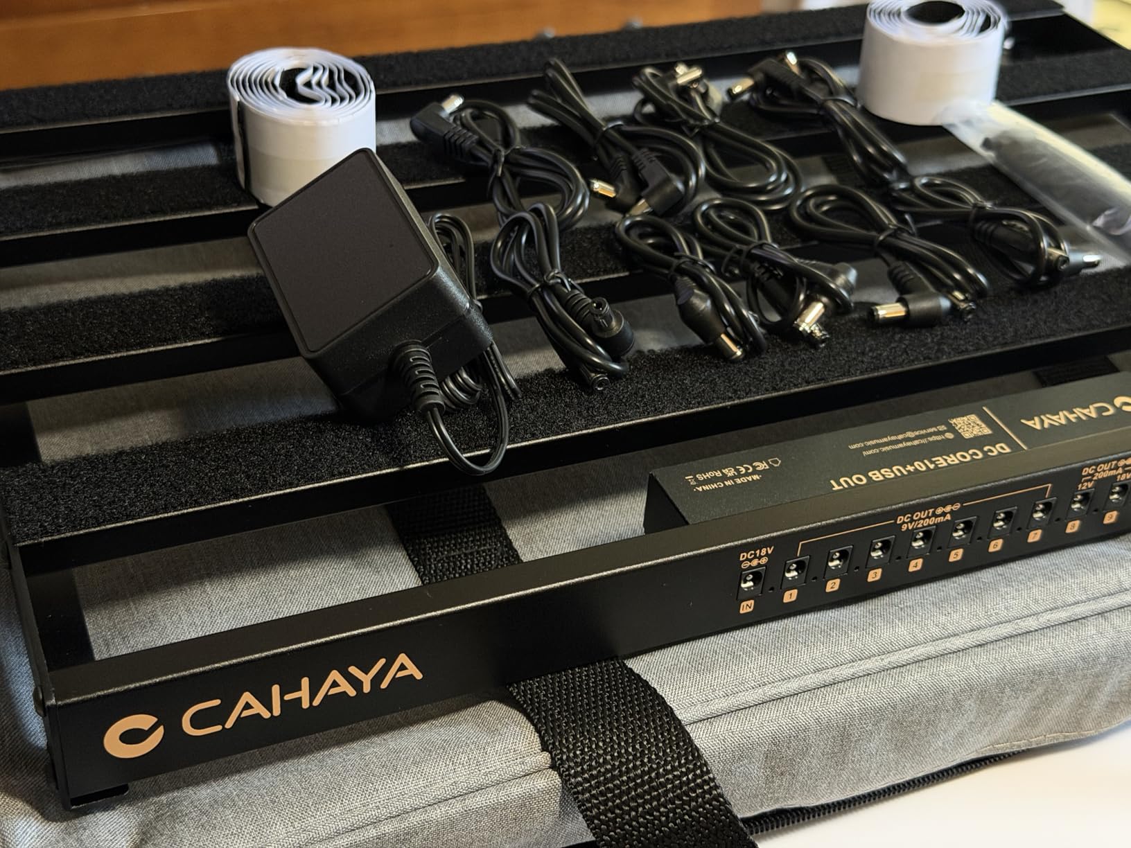 CAHAYA Portable Guitar Pedal Board with Built-in Power Supply 19.1