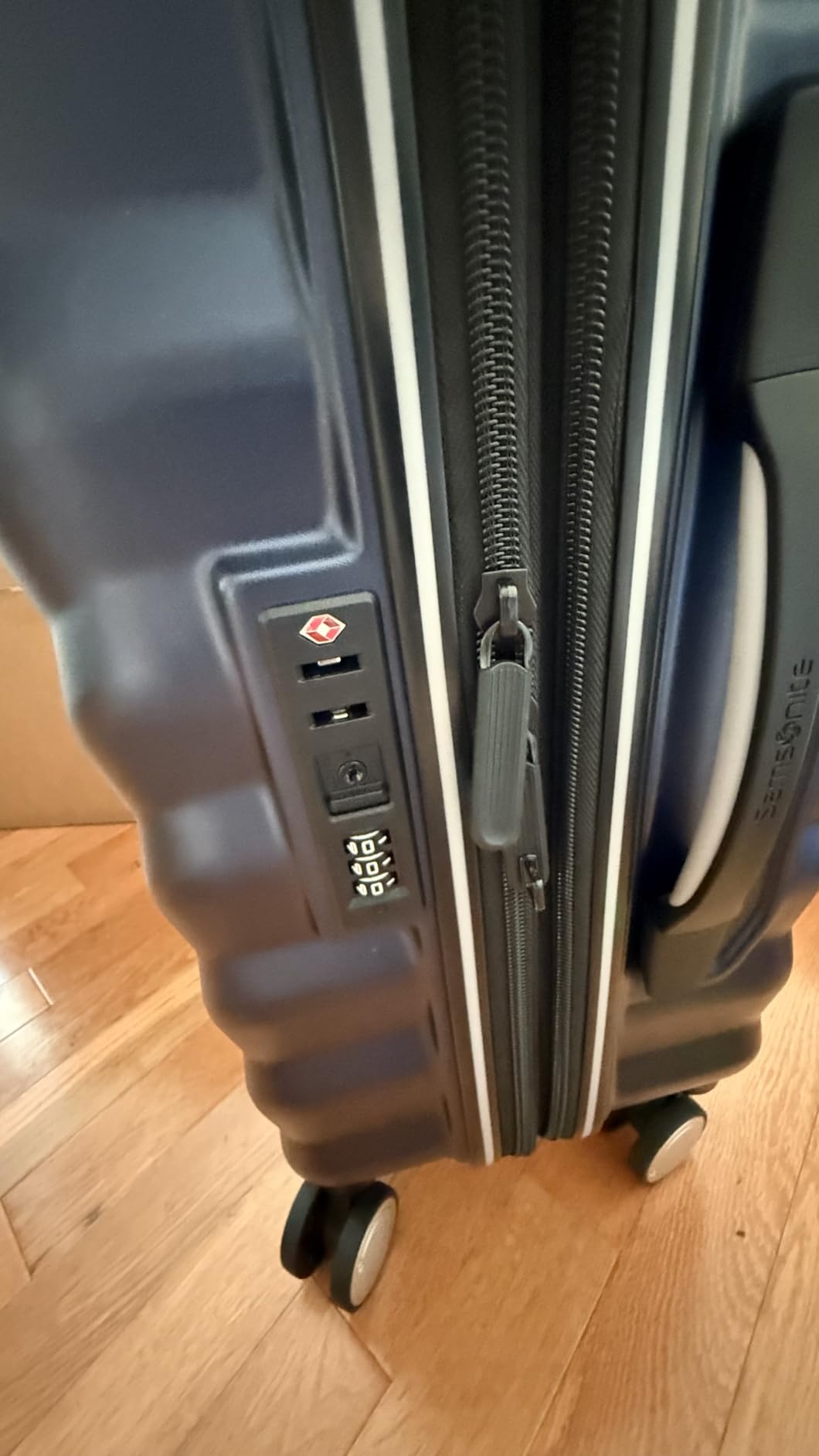 Samsonite Hard-Sided 28-Inch Lightweight Checked Large Expandable Element Suitcase: Durable, 360 Spinner Wheels, Adjustable Telescopic Handle, TSA-Approved Lock - Alpine Black customer photo 2