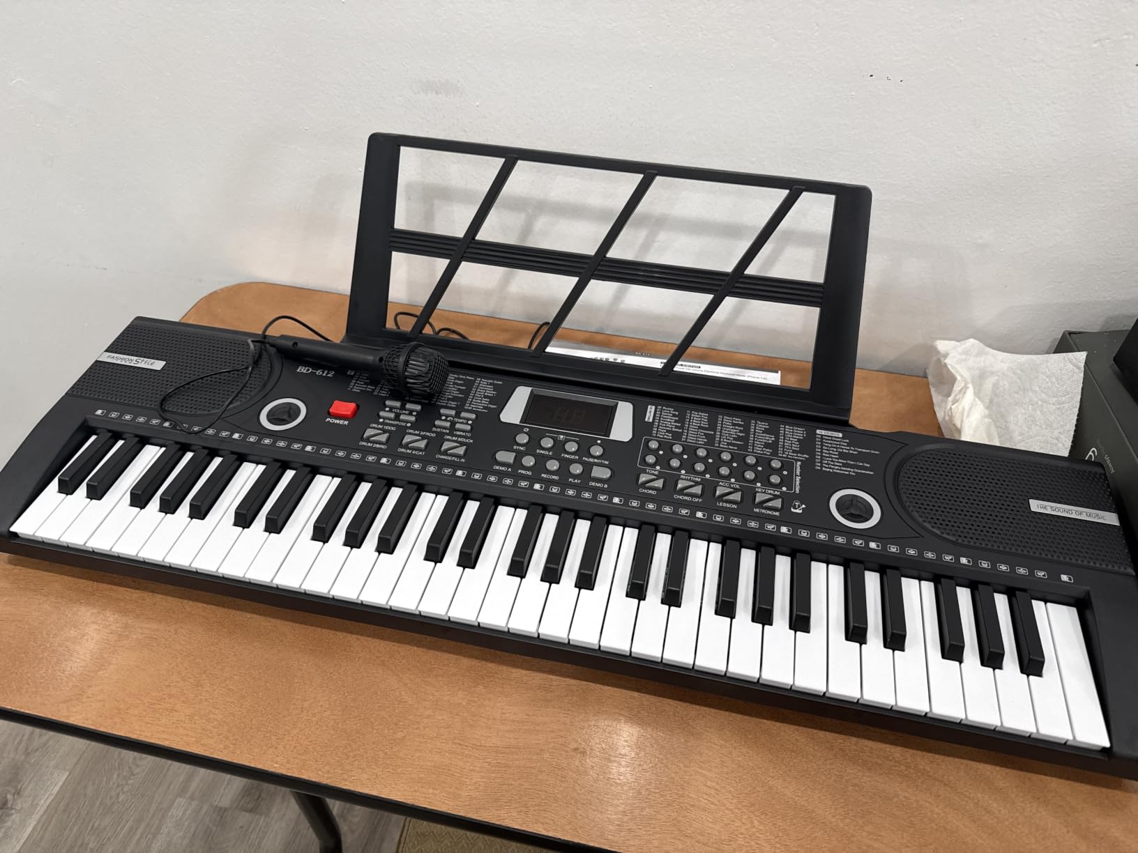 61 keys keyboard piano, Electronic Digital Piano with Built-In Speaker Microphone, Sheet Stand and Power Supply, Portable piano Keyboard Gift Teaching for Beginners customer photo 1