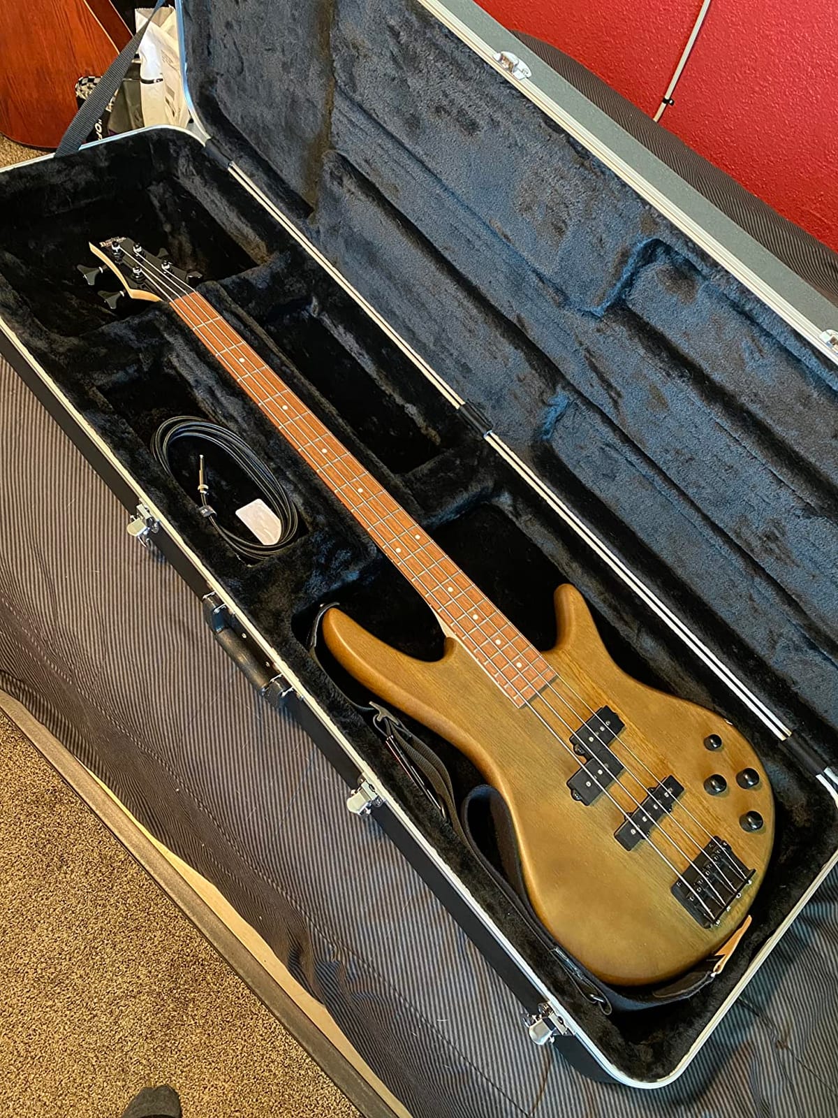 Gator Cases Deluxe ABS Molded Guitar Case for Electric Bass Guitars (GC-BASS) customer photo 2