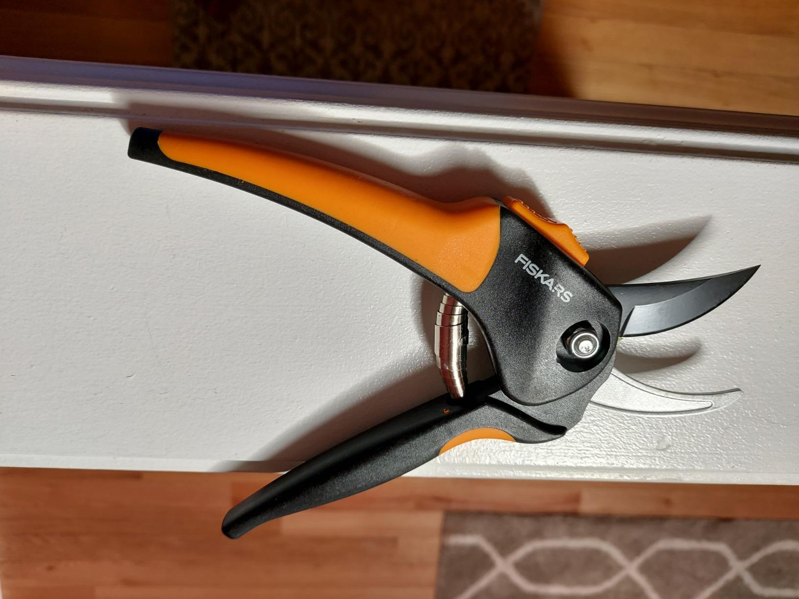 Fiskars SoftGrip Bypass Pruning Shears, 5/8