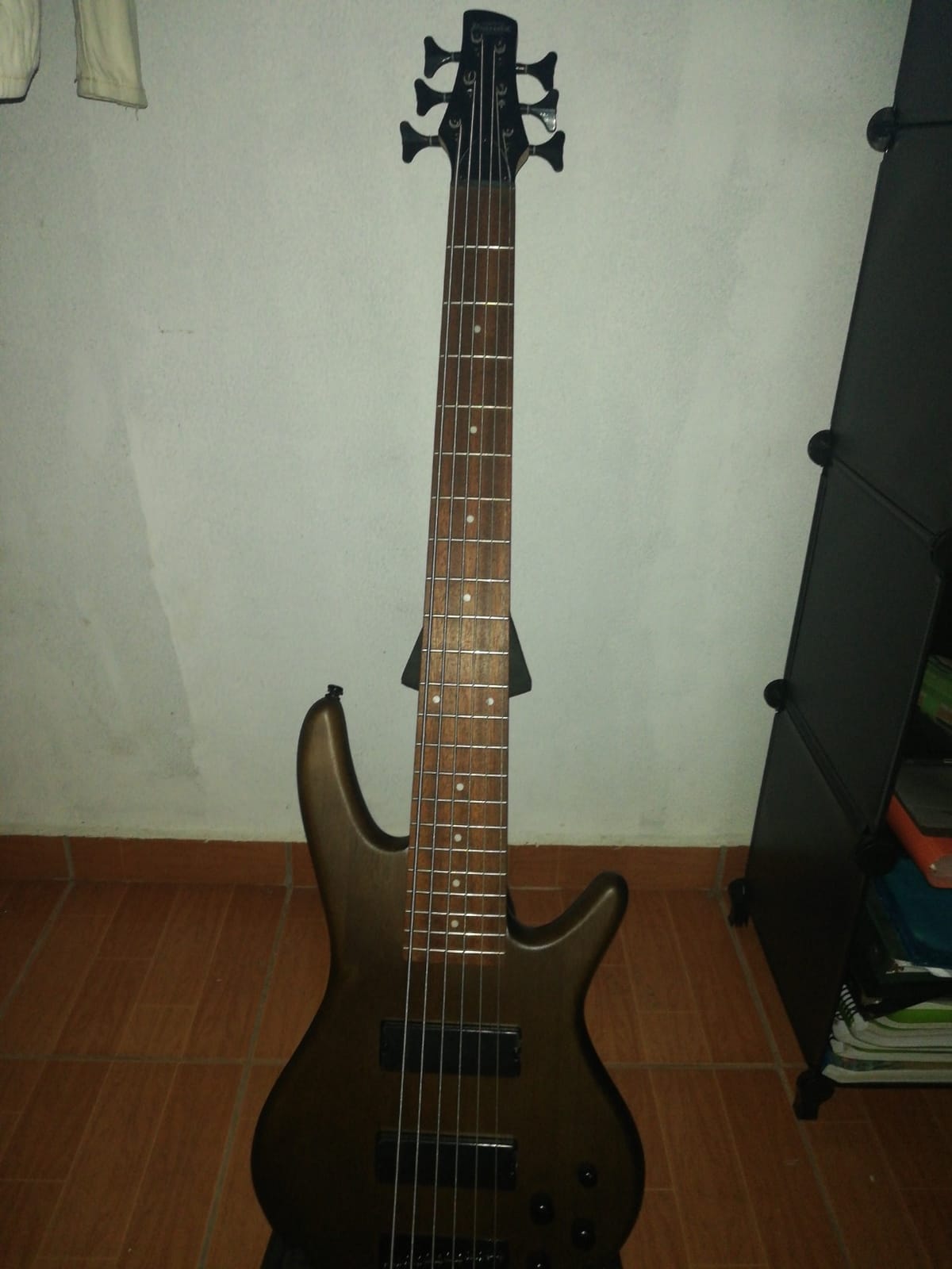Ibanez GSR206 GIO - Black | 6-string electric bass with mahogany body, Phat II EQ and maple neck for performance, recording and practice customer photo 2
