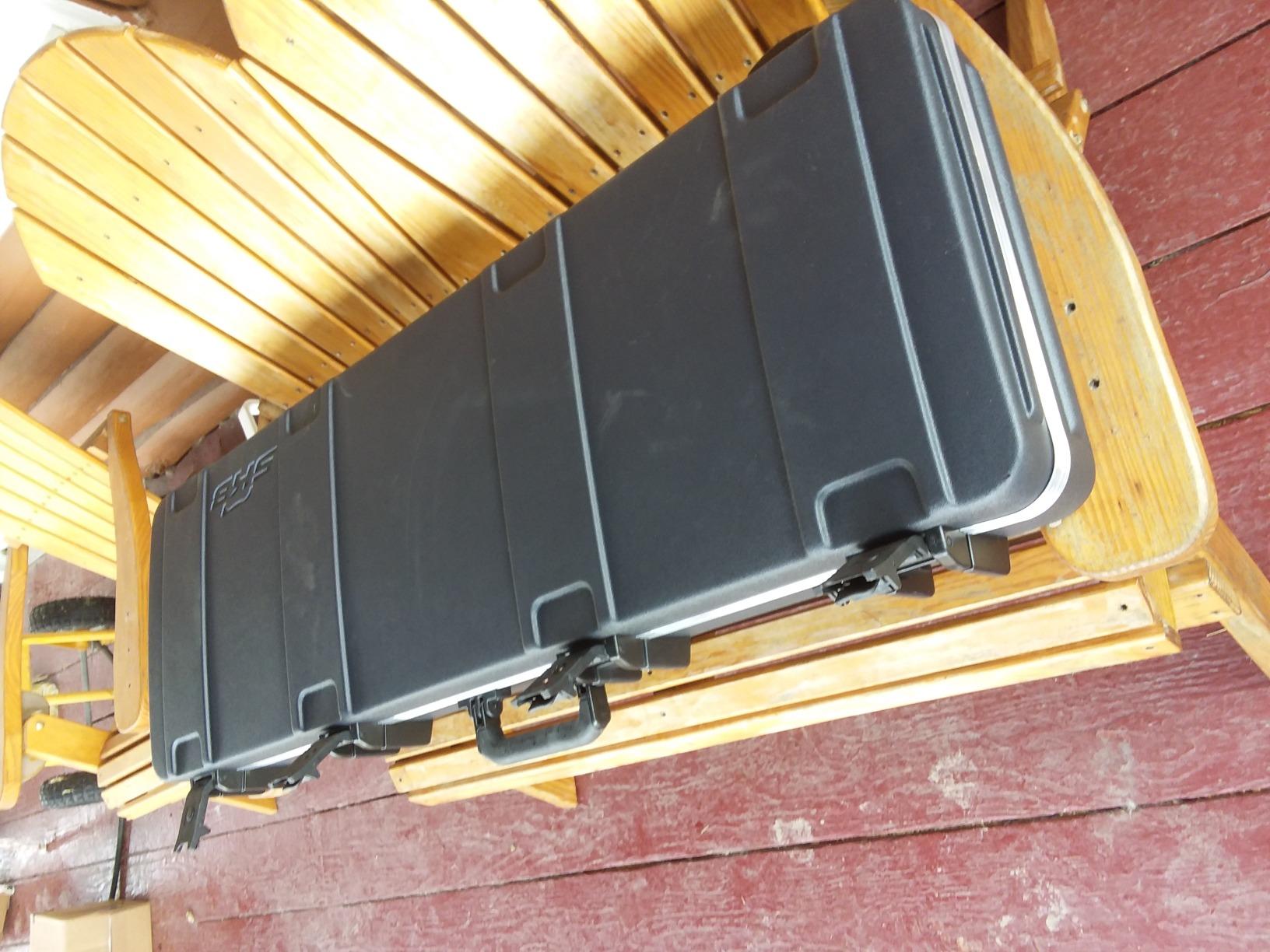 SKB Injection molded Strat/Tele Flight Case - TSA Latches, w/wheels customer photo 2