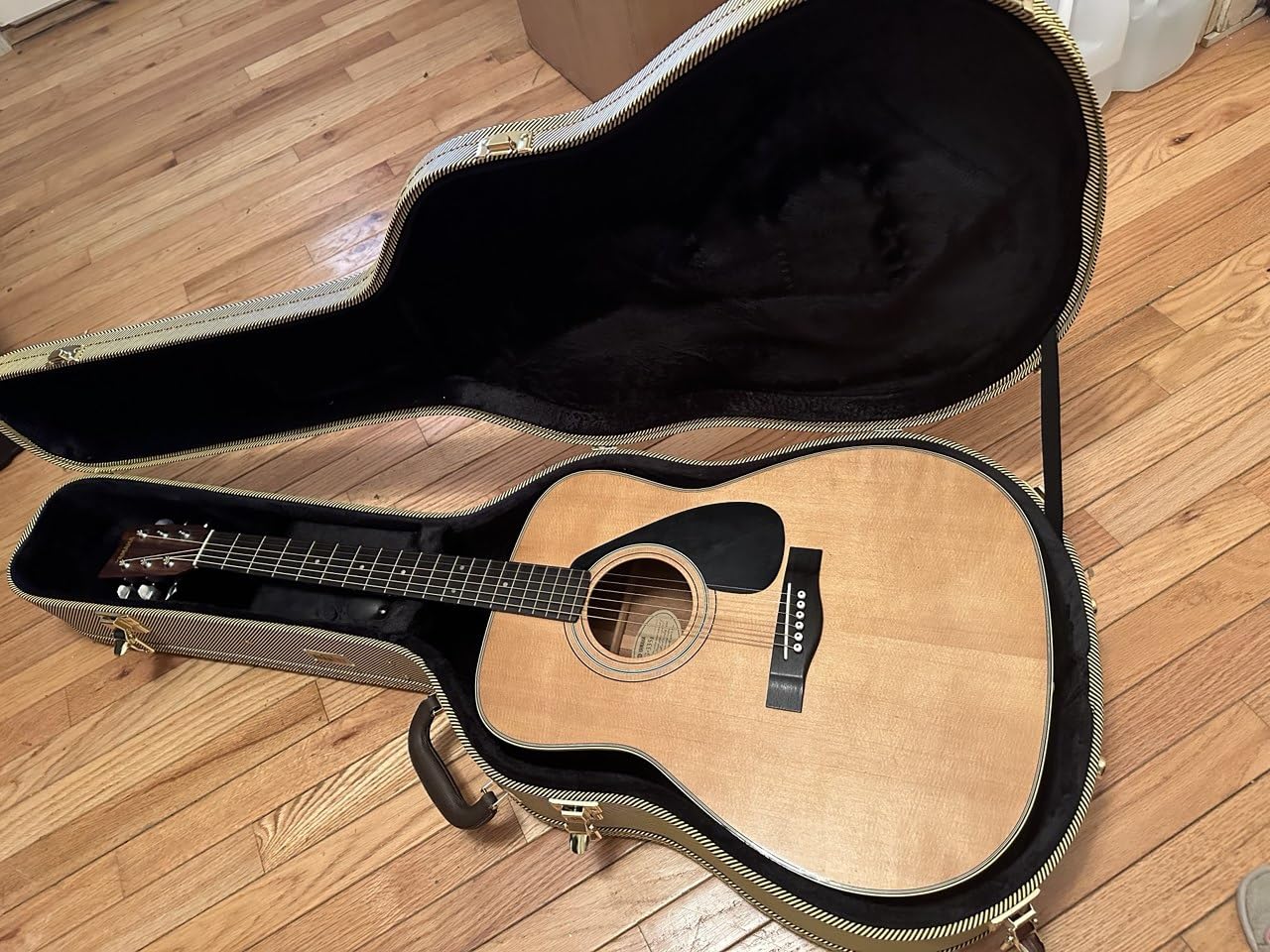 Gearlux Dreadnought Acoustic Guitar Hard Case with Exterior Lock and Key, Interior Accessory Compartment, and Plush Interior Padding - Tweed customer photo 2