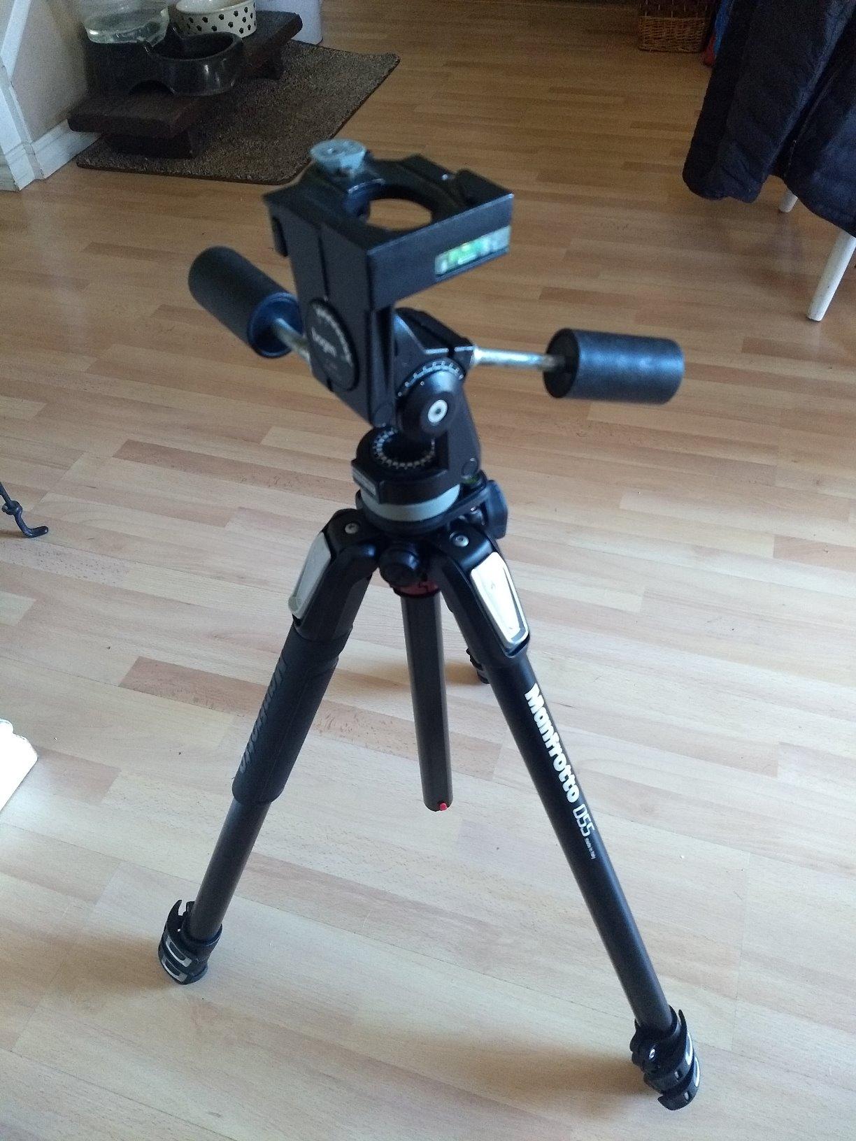 Manfrotto MT055CXPRO3 Carbon Fiber 3-Section Tripod with Horizontal Column,Black customer photo 2