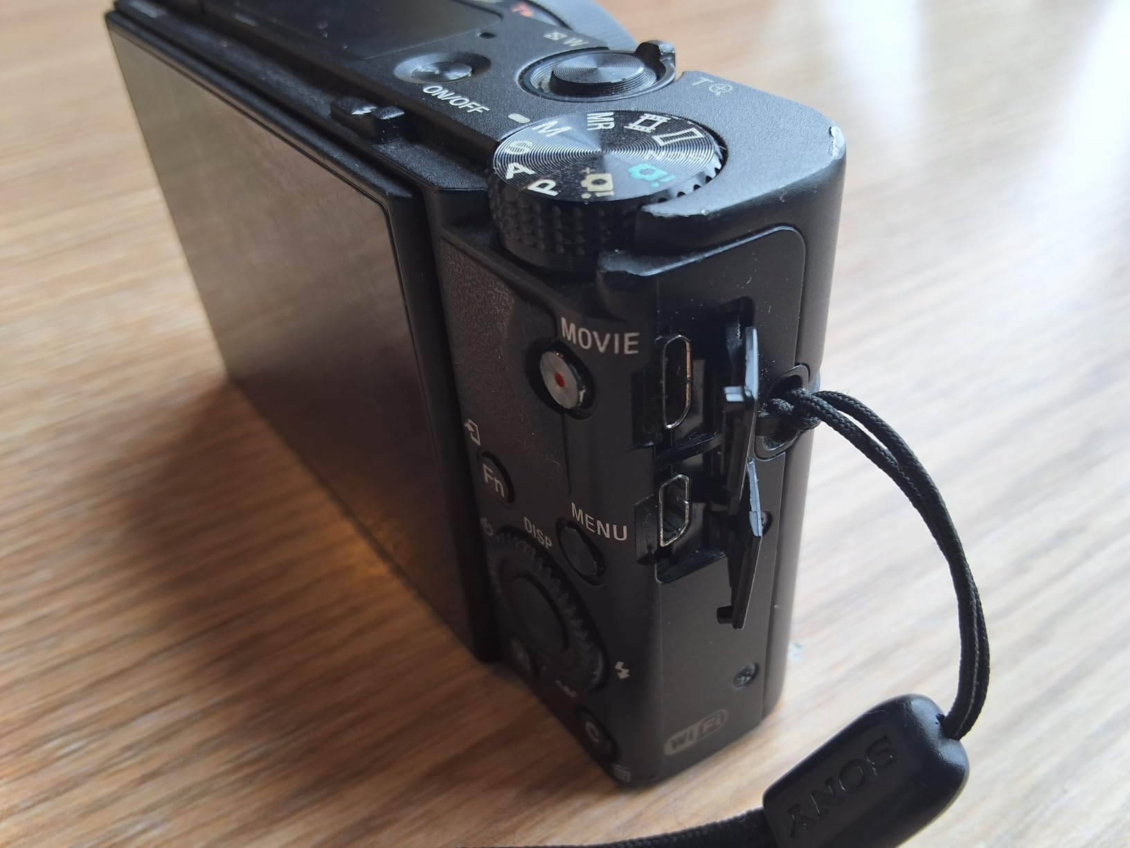 Sony RX100 III 20.1 MP Premium Compact Digital Camera w/1-inch Sensor and 24-70mm F1.8-2.8 ZEISS Zoom Lens (DSCRX100M3/B), 6in l x 4.65in w x 2.93in h, Black customer photo 2