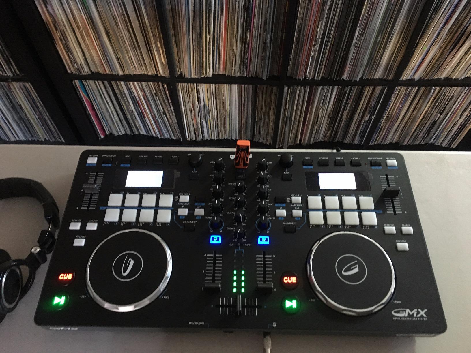 Gemini USB DJ Controller & Media Player, VirtualDJ LE (GMX) | USB DJ controller & media player - touch jog wheels, dual screens - VirtualDJ LE, MIDI - XLR & RCA out customer photo 1