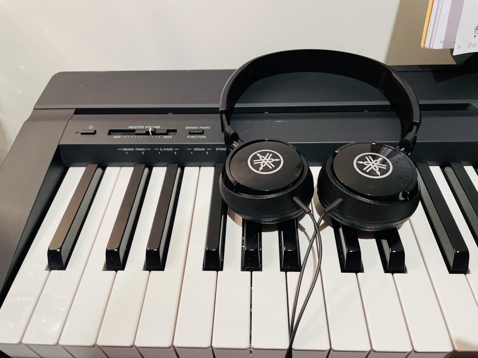Yamaha HPH-50B Compact Closed-Back Headphones, Black customer photo 1