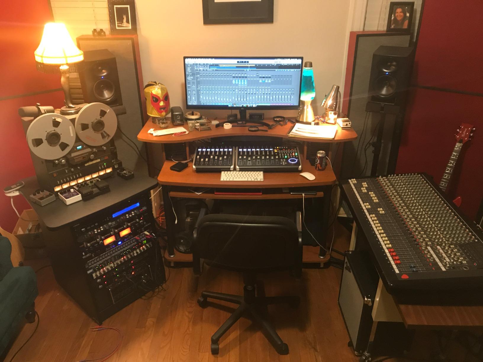 Behringer X-TOUCH Universal Control Surface with 9 Touch-Sensitive Motor Faders customer photo 1