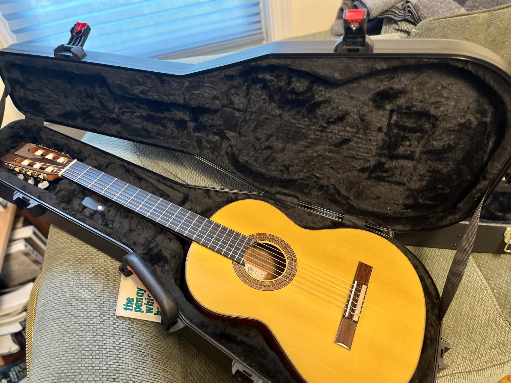 Gator Cases Molded Flight Case for Classical Style Acoustic Guitars with TSA Approved Locking Latch (GTSA-GTRCLASS) customer photo 2