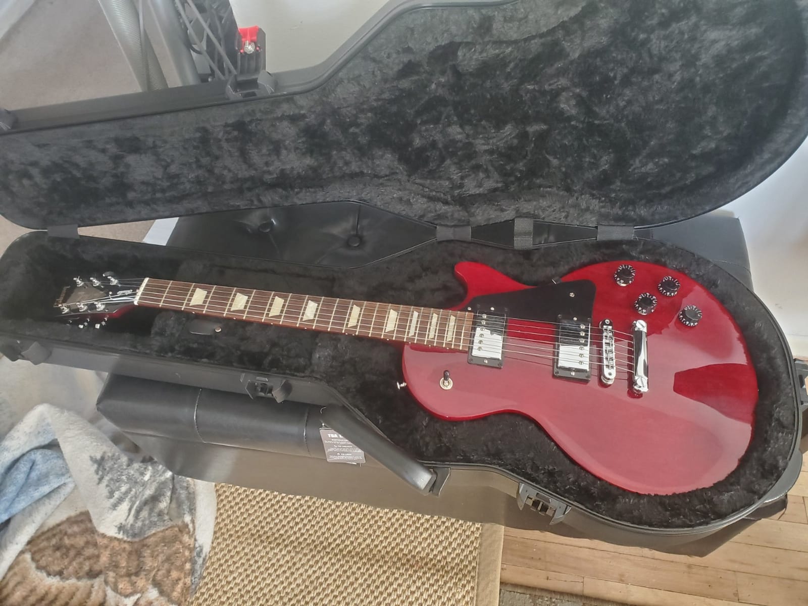 Gator Cases Molded Flight Case for Les Paul Electric Guitar with TSA Approved Locking Latch (GTSA-GTRLPS) customer photo 2