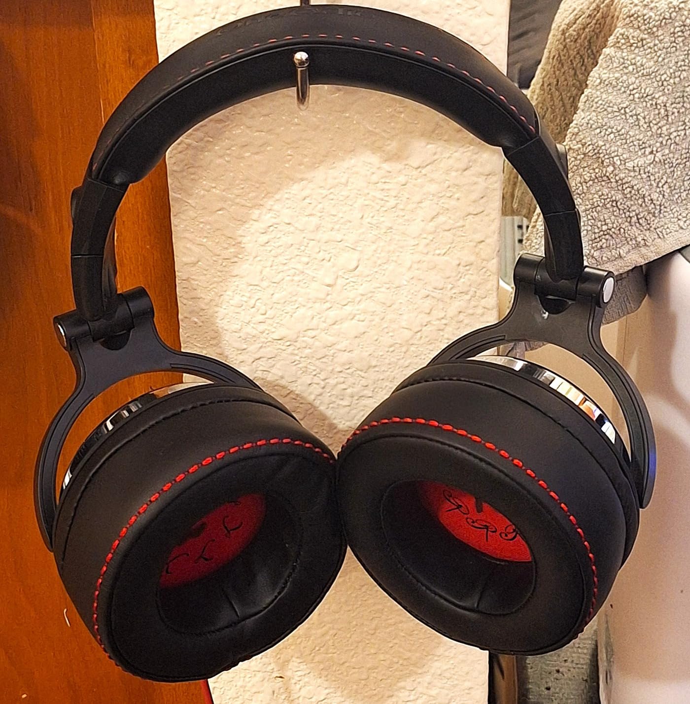OneOdio Hi-Res Over Ear Headphones for Studio Monitoring and Mixing, Sound Isolation, Protein Leather Earcups, 50mm Driver Unit, Wired Headphones for AMP Guitar Keyboard (Pro-50 Black) customer photo 2