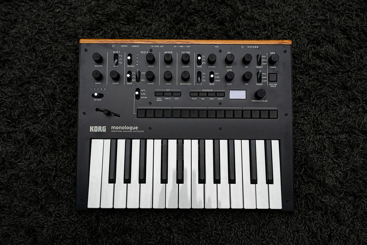 Korg monologue Monophonic Analog Synthesizer w/ 16-step Sequencer - Blue customer photo 2