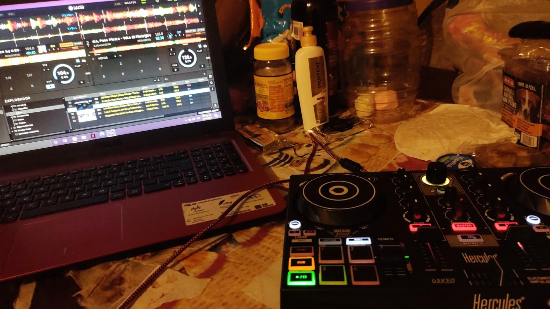 Hercules DJControl Inpulse 200 – DJ controller with USB, ideal for beginners learning to mix - 2 tracks with 8 pads and sound card - Software and tutorials included customer photo 2