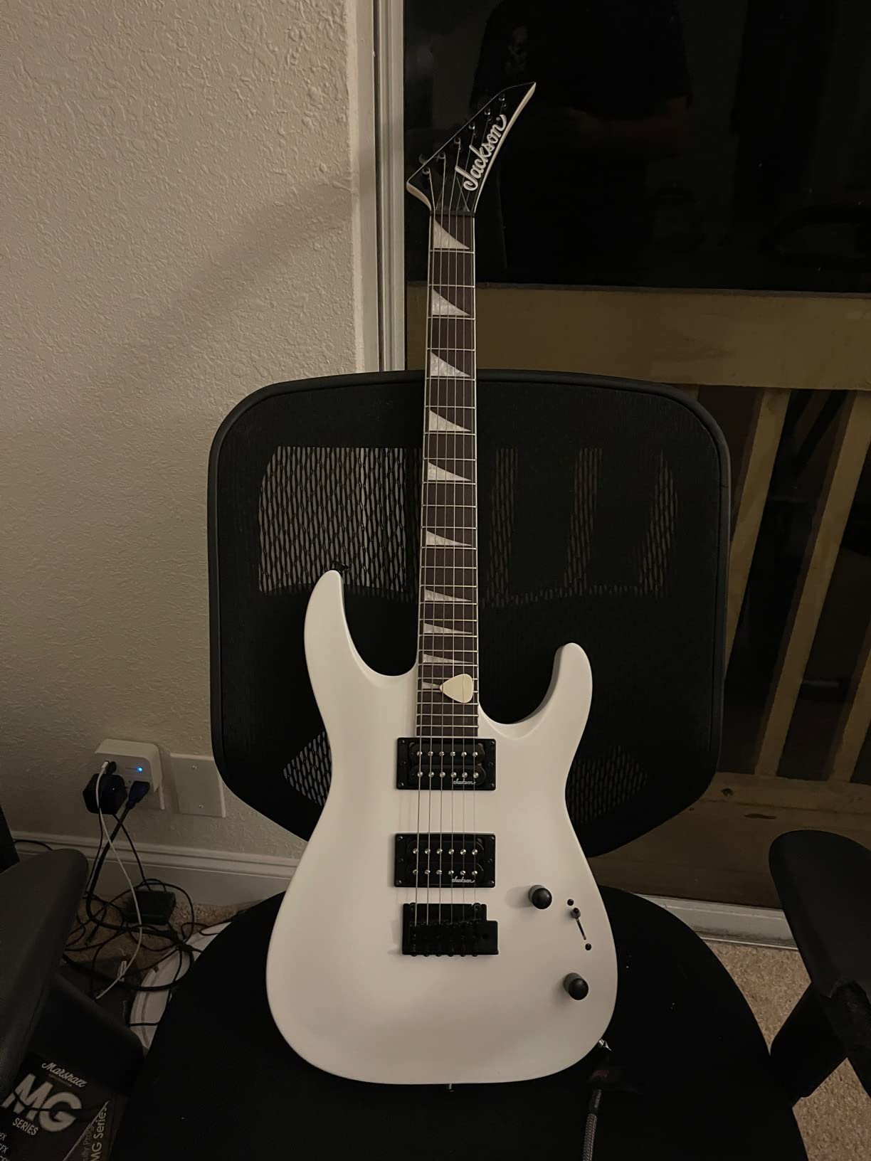 Jackson JS Series Dinky Arch Top JS22 DKA Compound-Radius Amaranth Fingerboard Maple Neck 6-String Electric Guitar (Right-Handed, Snow White) customer photo 1