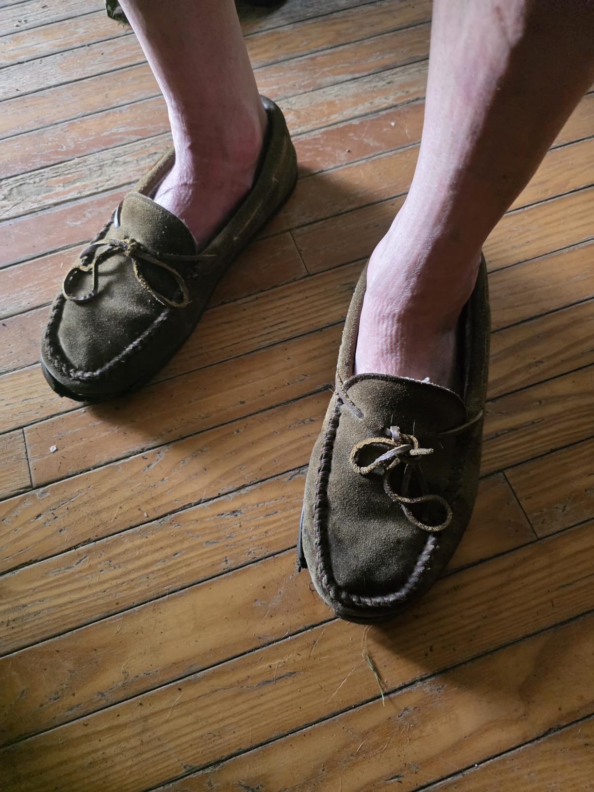 Minnetonka Men's Pile Lined Hardsole Slipper customer photo 2