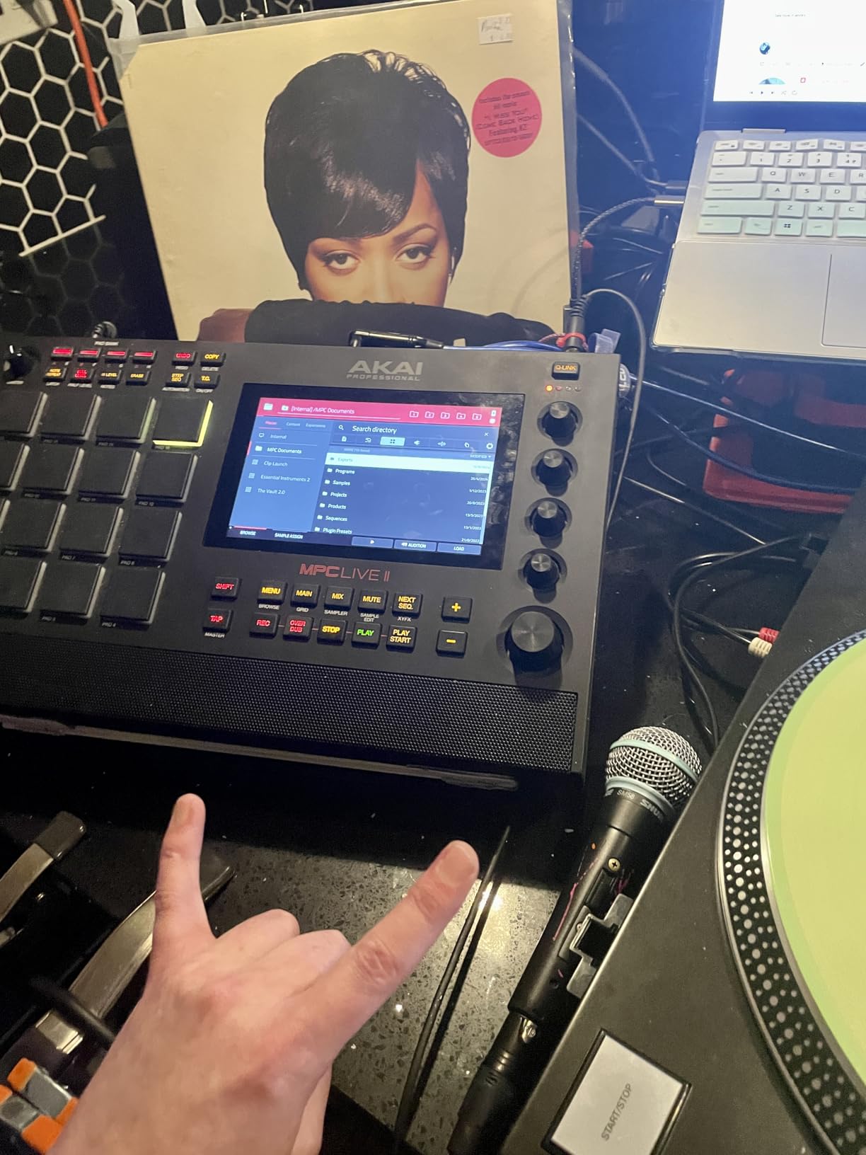 Akai Professional MPC Live II - Battery Powered Drum Machine, Sampler and Beat Maker With Speakers, Drum Pads, Synth Engines, Touch Display, and Native Instruments Integration customer photo 2