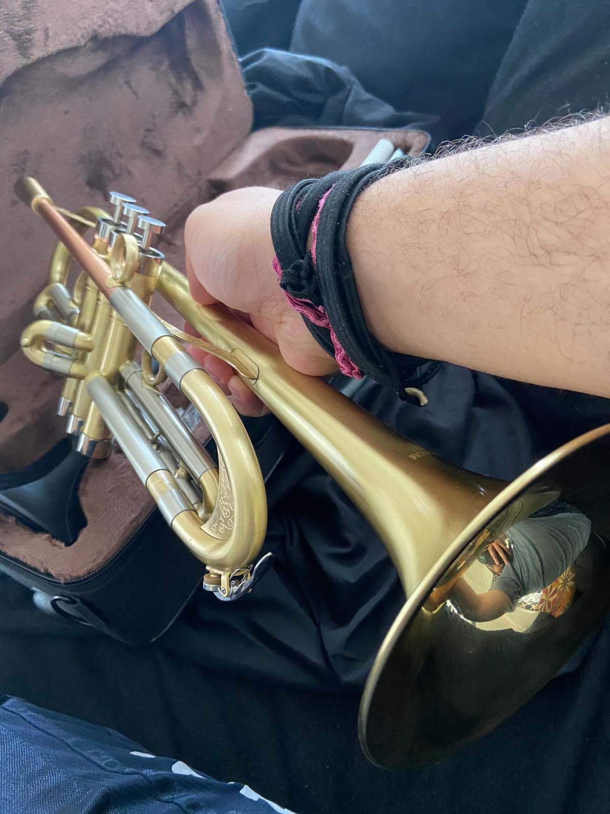 ROWELL Bb Trumpet Brushed Finish Standard Brass Trumpet Set Professional B Flat Trumpets with Deluxe Hard Case, Gloves, Stand and 7C Mouthpiece, Ideal for Jazz & Street Performance customer photo 1