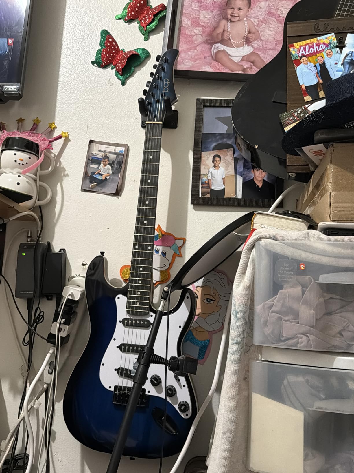 Best Choice Products 39in Full Size Beginner Electric Guitar Starter Kit w/Case, Strap, 10W Amp, Strings, Pick, Tremolo Bar - Glacier White customer photo 2