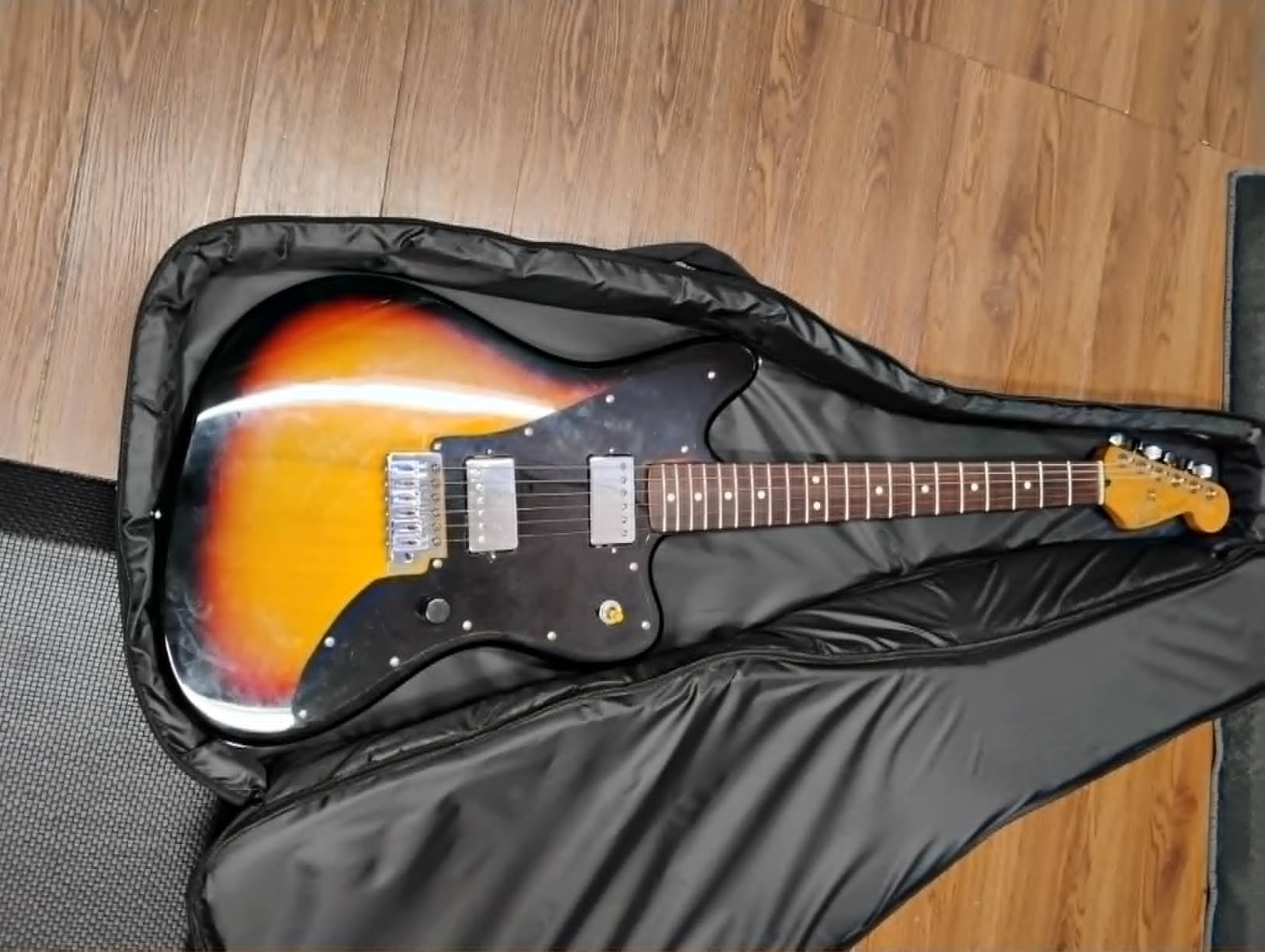 Offset OS20 Classic Electric Guitar - Right Handed, Basswood Body, Gig Bag, Sunburst - Indio Series customer photo 2