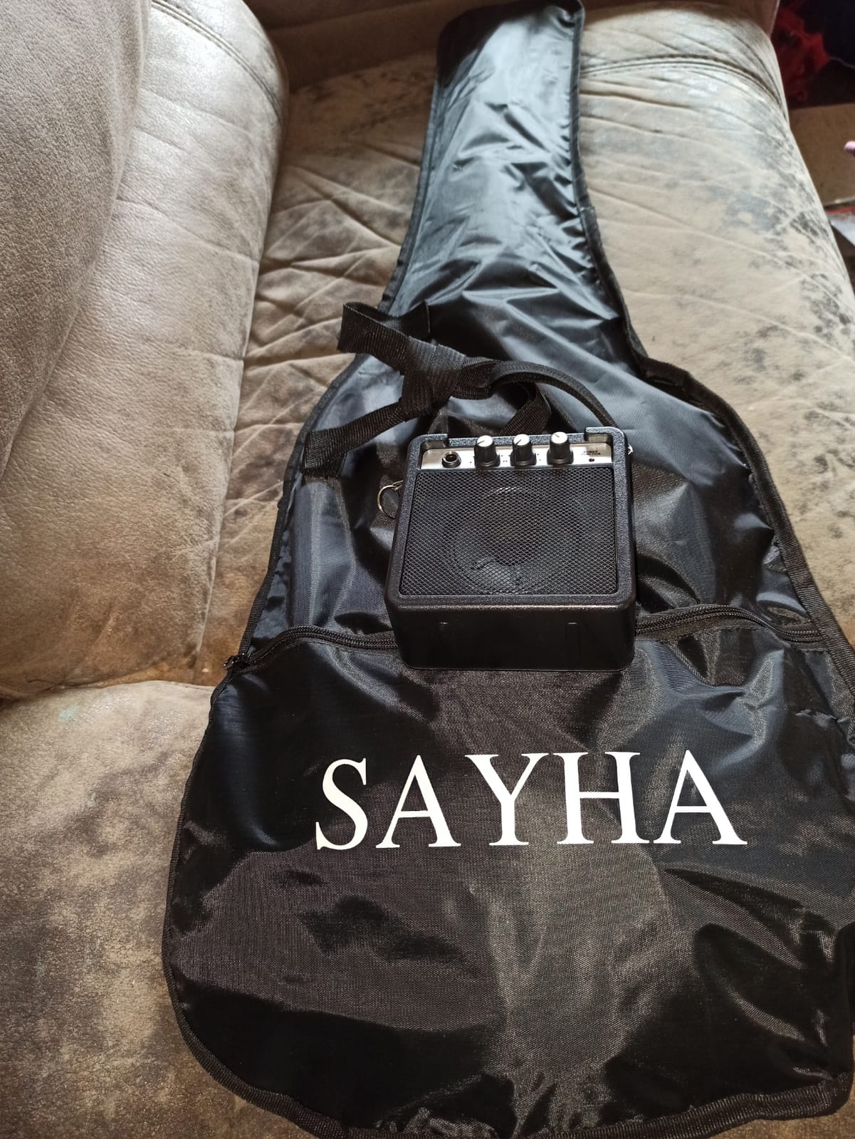 SAYHA Electric Guitar, 39 Inch Solid Full-size Electric Guitar HSS Pickups Starter Kit Includes Amplifier, Bag, Digital Tuner, Strap, String, Cable, Picks(Black) customer photo 1
