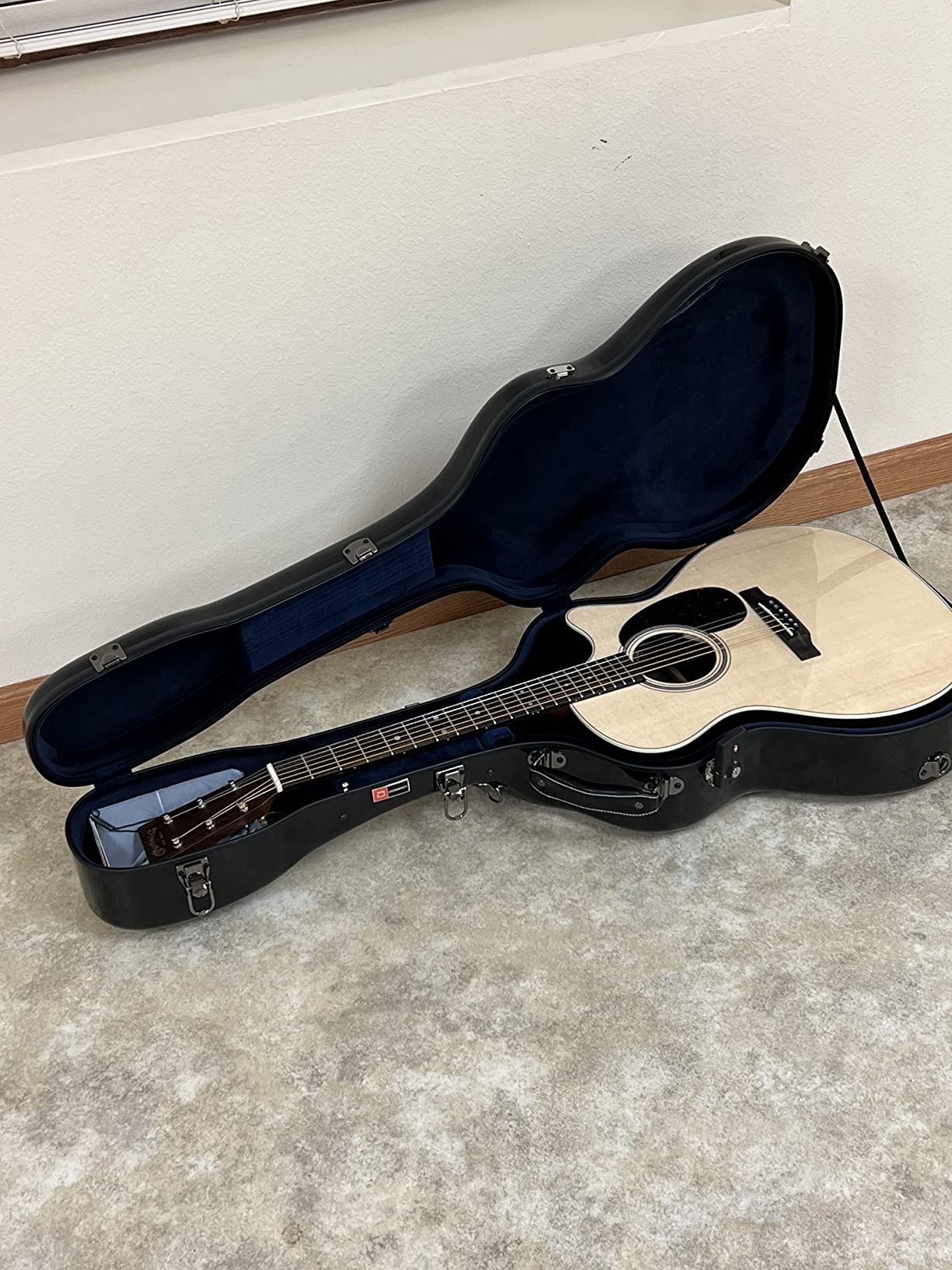 Crossrock Fiberglass Guitar Case for Martin GPC/OM | TSA Lock, Flight-Ready Hardshell, Black Gloss with Velvet Interior (CRF2020GABK) customer photo 1