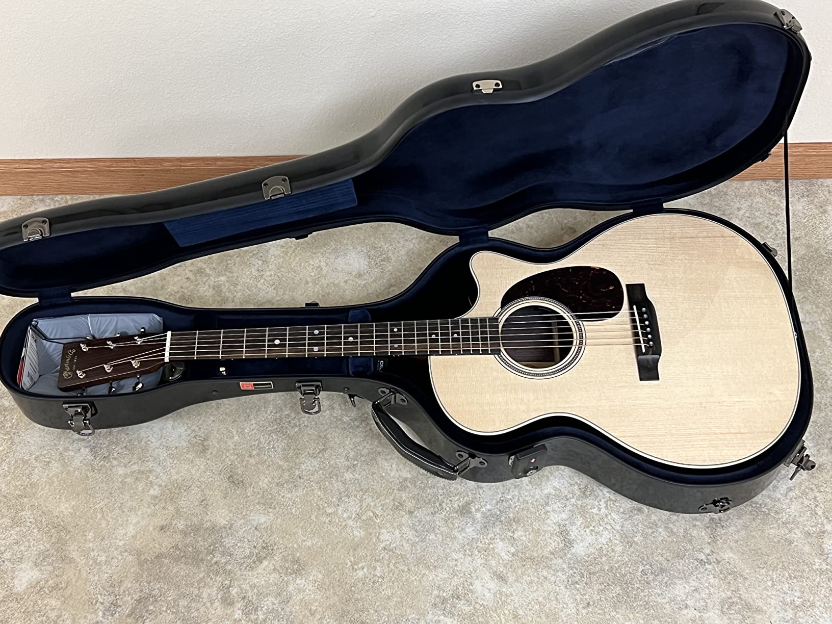 Crossrock Fiberglass Guitar Case for Martin GPC/OM | TSA Lock, Flight-Ready Hardshell, Black Gloss with Velvet Interior (CRF2020GABK) customer photo 2
