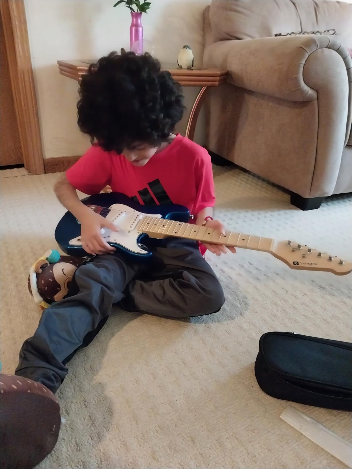 Vangoa 30 Inch Kids Electric Guitar Starter Kit with Amp - Blue | Ergonomic body with gloss finish. 2 single-coil pickups, 3-way switch (rock/blues/funk). Smooth maple neck, stable tuning customer photo 2