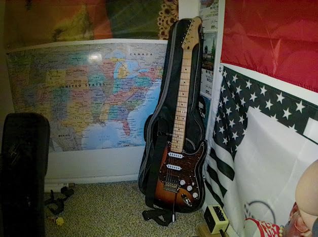 Donner DST-152B Electric Guitar Starter to Intermediate Kit, HSS Coil Split | Amp with Headphone Jack for Silent Practice, 39 Inch Complete Guitarra Electrica Bundle with Online Lesson, Black customer photo 2