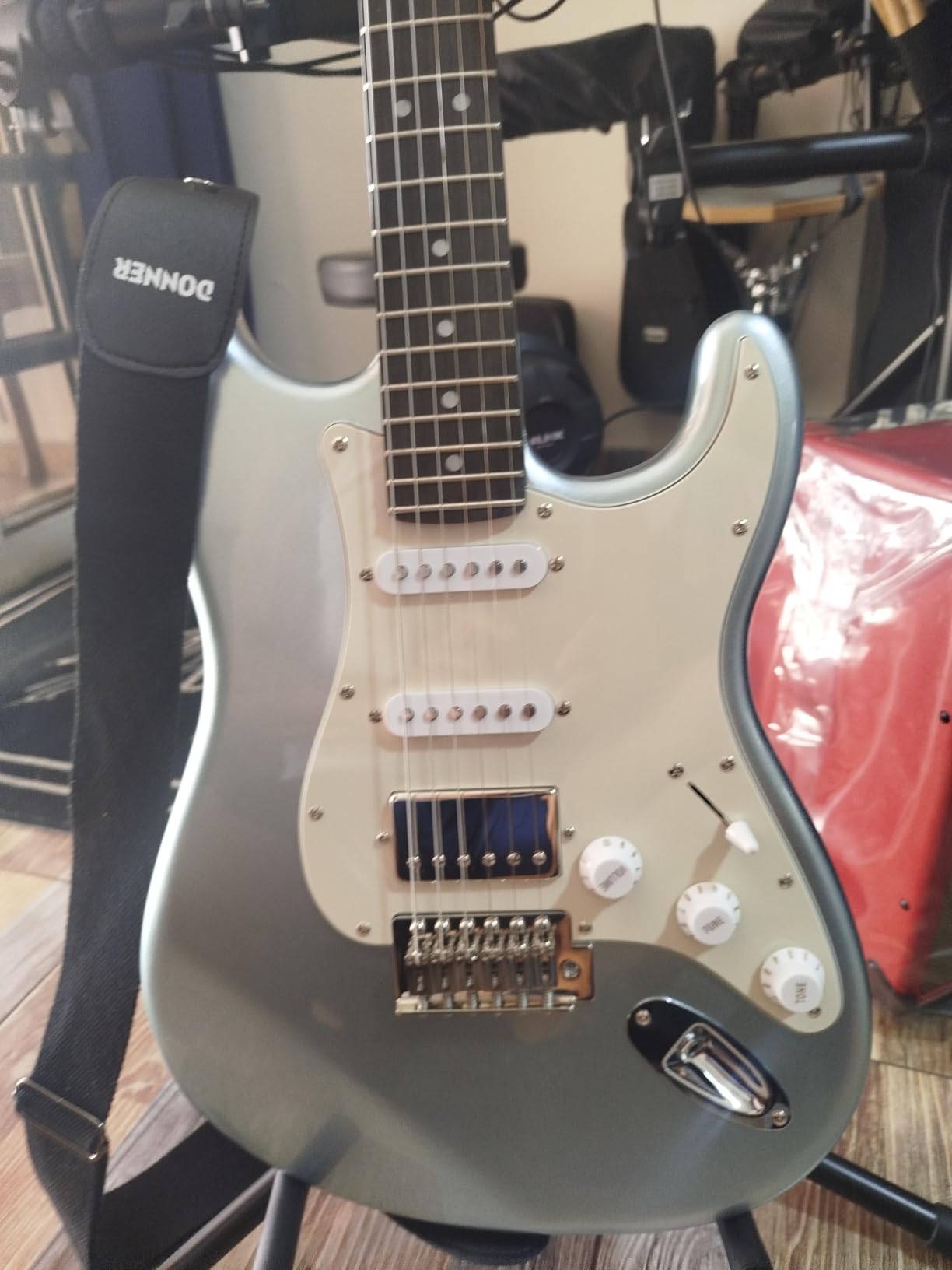 Donner DST-152S Beginner Electric Guitar Kit with Amp, HSS Coil Split | Amp with Headphone Jack for Quiet Practice, Full-Size Solid Body Complete Starter Set w/ Gig Bag, Strap, Tuner, Sunburst customer photo 2