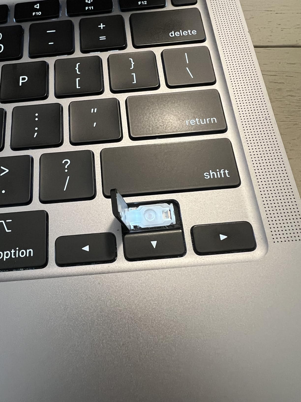 Late 2020 Apple MacBook Air with Apple M1 Chip (13.3 inch, 16GB RAM, 256GB SSD) Space Gray (Renewed) customer photo 1