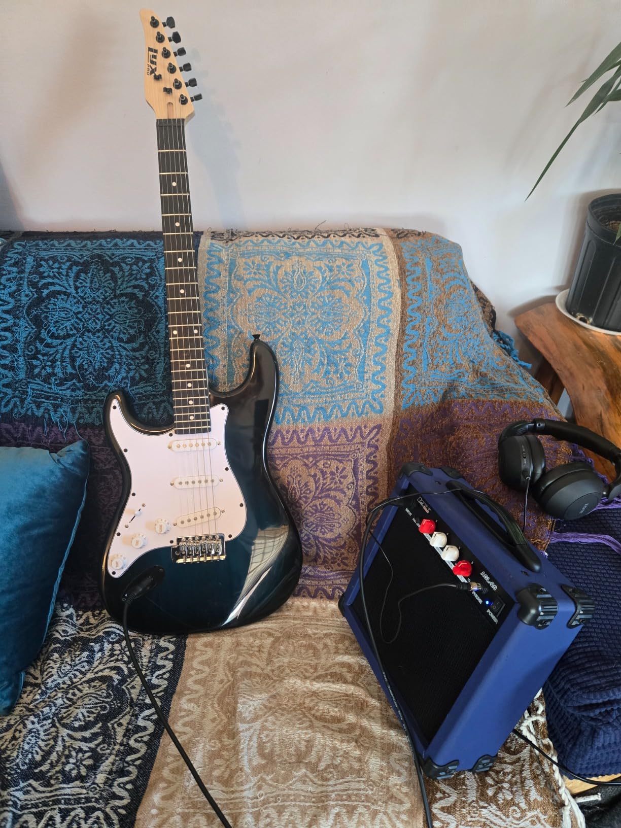 LyxPro 39 inch Electric Guitar Kit Bundle with 20w Amplifier, All Accessories, Digital Clip On Tuner, Six Strings, Two Picks, Tremolo Bar, Shoulder Strap, Case Bag Starter kit Full Size - Retro Blue customer photo 2