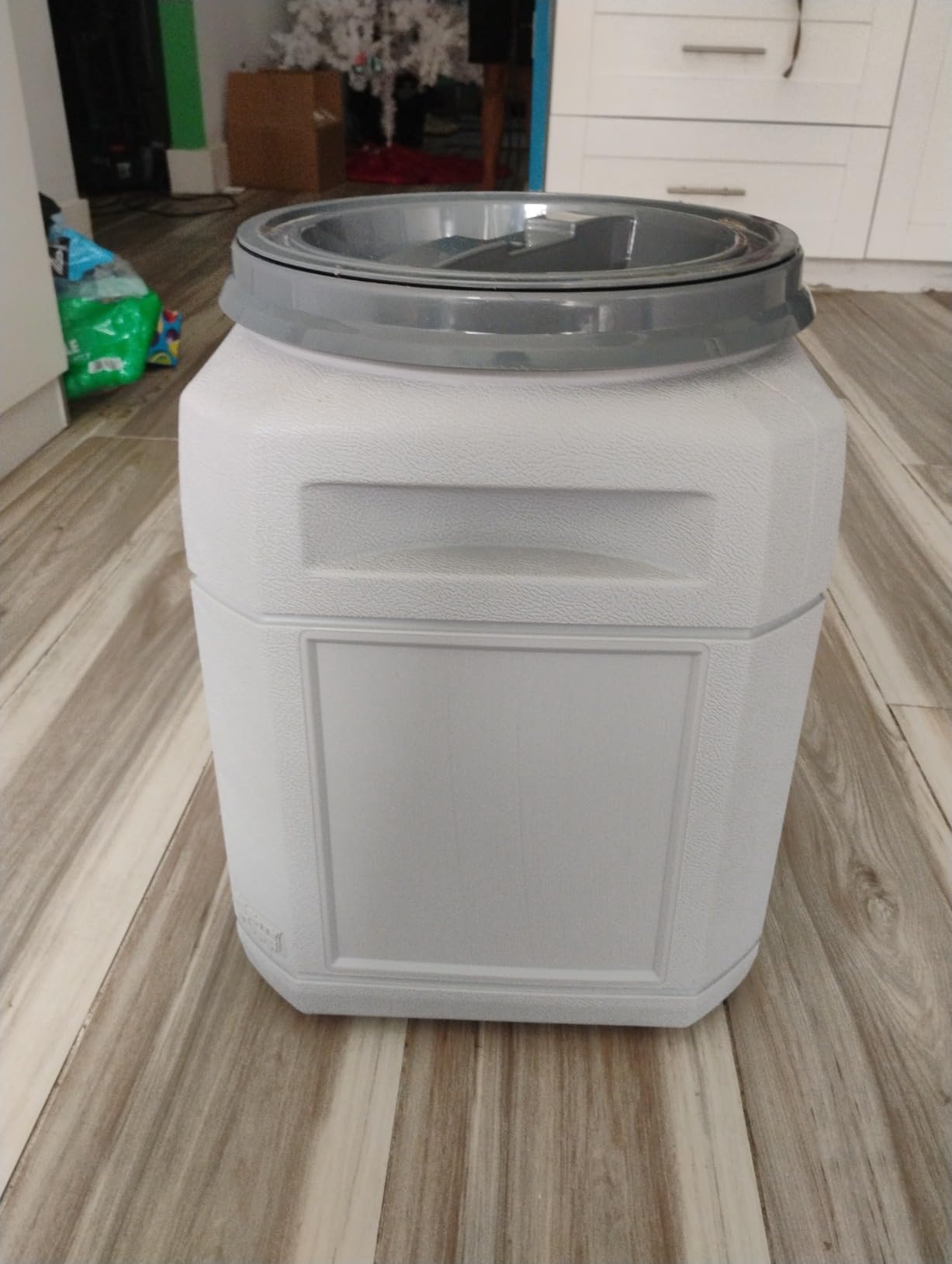 Mighty Tuff Airtight Dog Food Storage Container – 10 Gal, up to 40 lb Capacity – Cat and Dog Food Container with Twist Lid & Handles – BPA-Free, Made in USA customer photo 2
