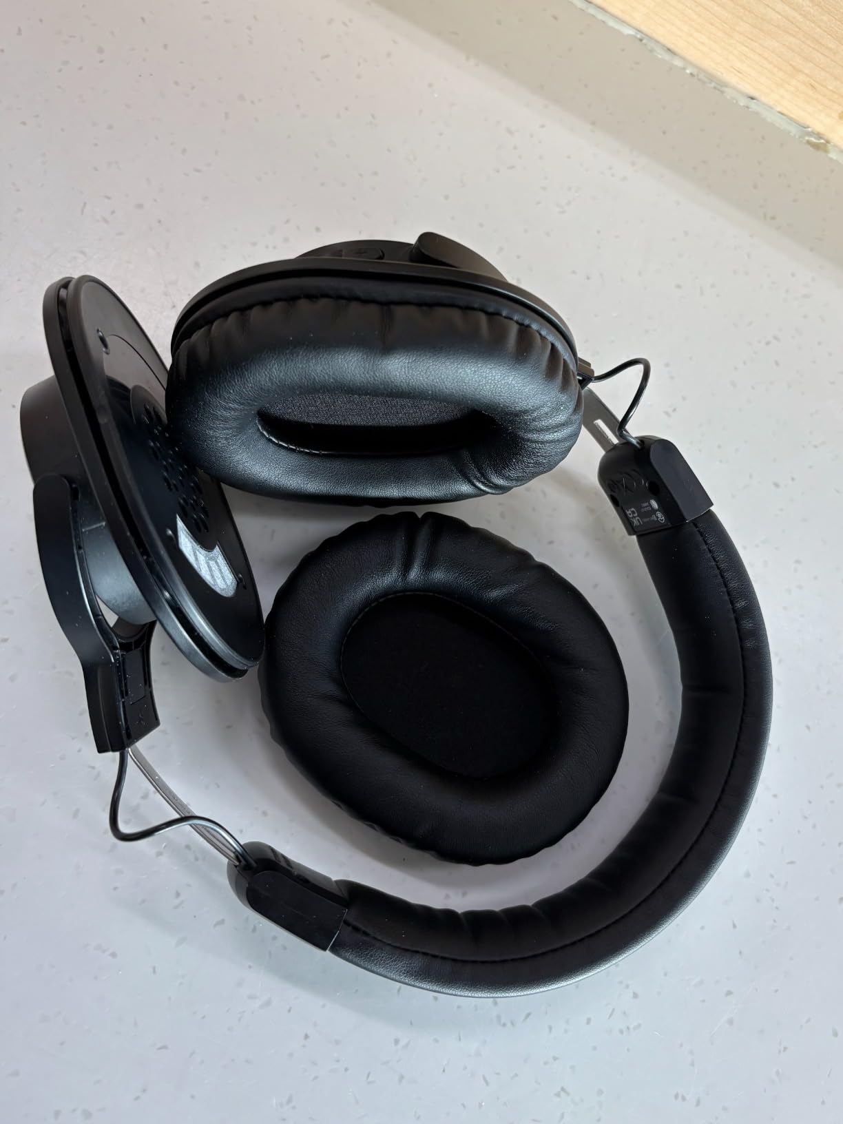 Audio-Technica ATH-M20xBTWH Wireless Over-Ear Headphones with Mic, 60 Hour Battery Life, Studio-Quality Sound, 40 mm Drivers for Enhanced Bass, Lightweight Design, Multipoint Pairing, White customer photo 1