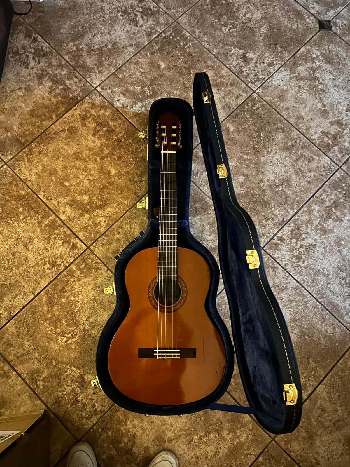 Crossrock Dreadnought Guitar Case for Martin D28, compatible to Taylor Grand Auditorium-Hard-Shell Wooden Case-Black (CRW620D28BK) customer photo 1