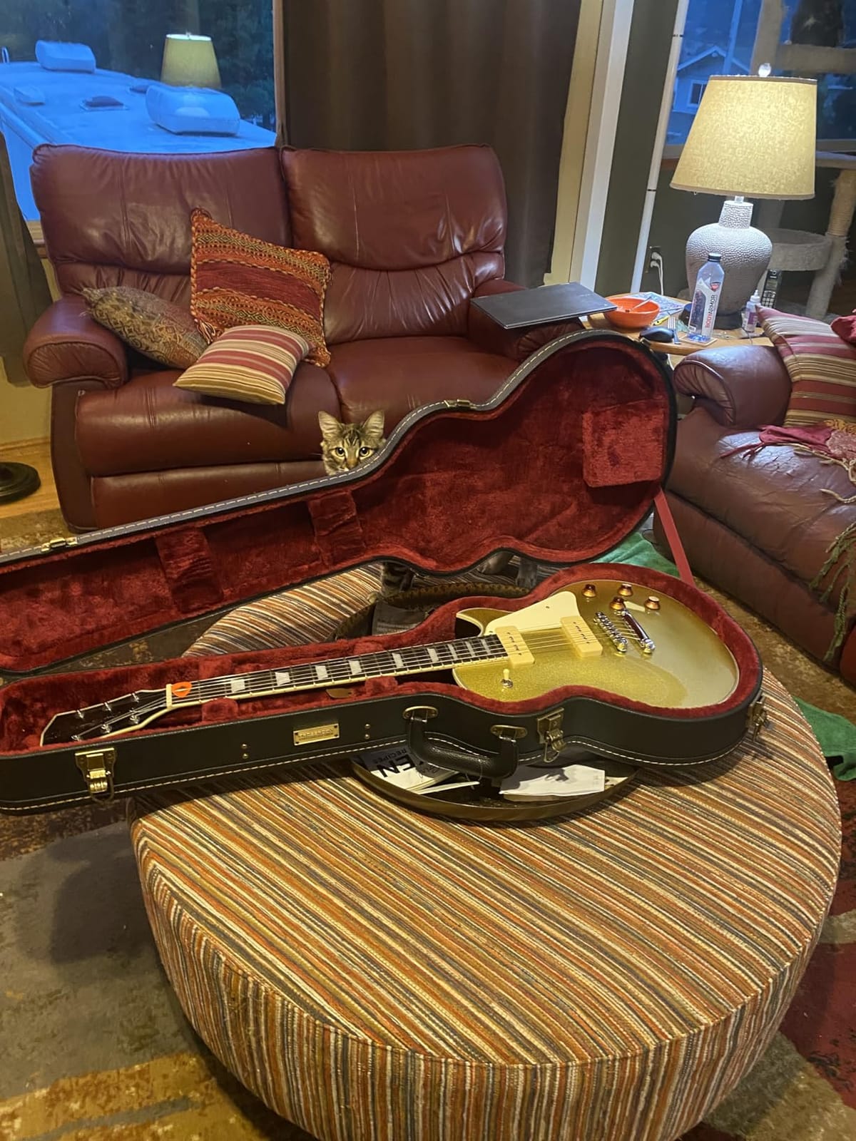 Crossrock Les Paul Electric Guitar Case - Vintage Hardware, Sponge Lining, Metal Feet, Storage Space - Black (CRW520LBK) customer photo 2