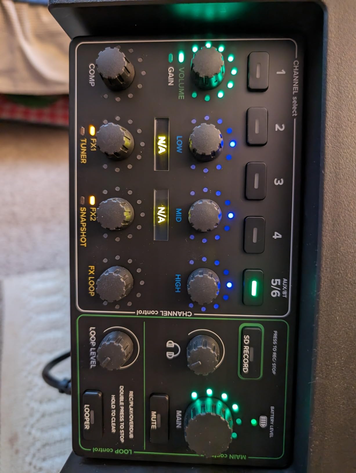 Mackie ShowBox All-in-One Busking Rig, Battery-Powered, Breakaway Mixer | Battery-powered rig for buskers, singer-songwriters, and pop-up shows, with looper, FX, and Bluetooth onboard customer photo 1