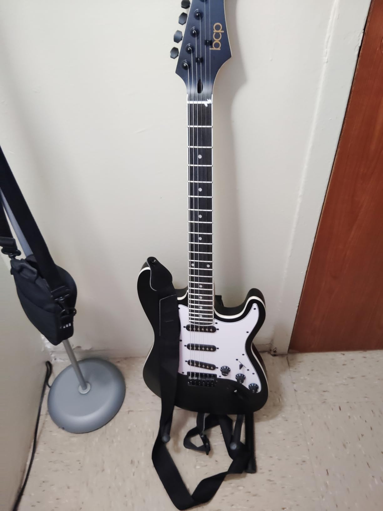 Best Choice Products 39in Full Size Beginner Electric Guitar Starter Kit w/Case, Strap, 10W Amp, Strings, Pick, Tremolo Bar - Metallic Blue customer photo 1
