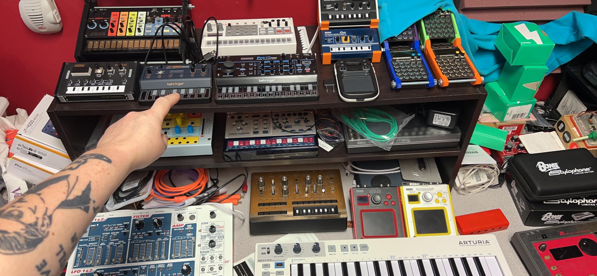 Behringer JT-4000 MICRO Portable 4-Voice Hybrid Synthesizer customer photo 1