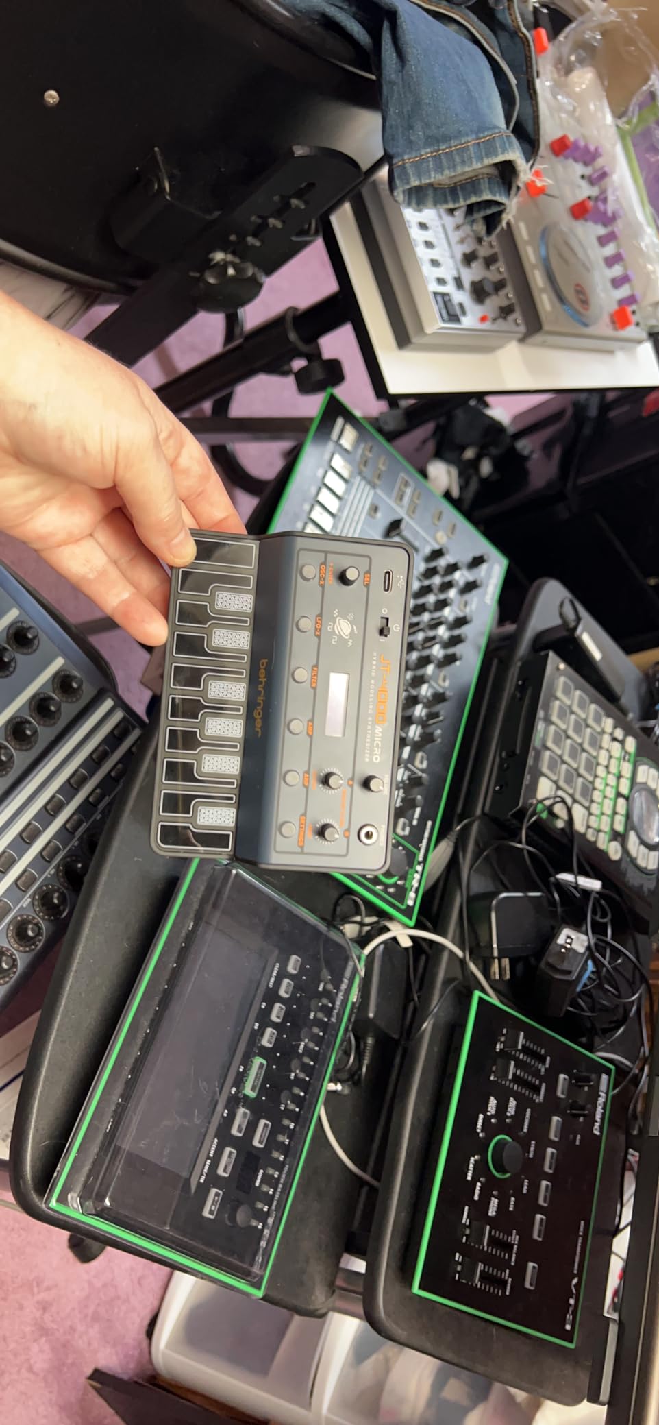 Behringer JT-4000 MICRO Portable 4-Voice Hybrid Synthesizer customer photo 2