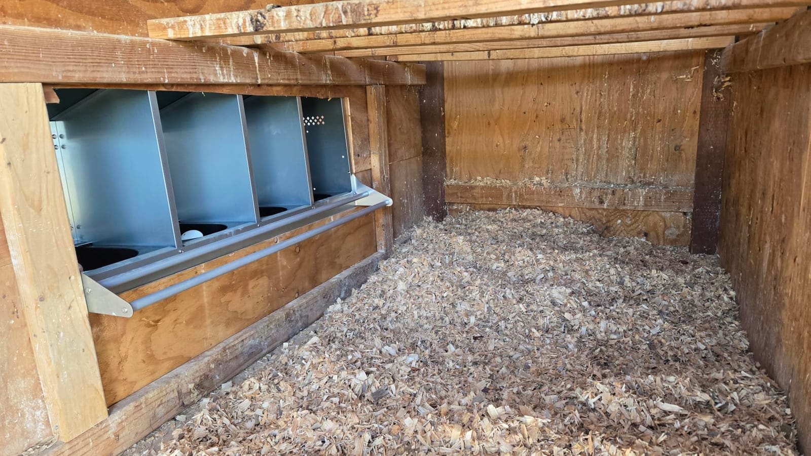 Chicken Nesting Box, 3 Holes Nesting Boxes, Heavy Duty Metal Laying Boxes, Roll Away Nesting Box Egg Collection Tray, with Roosting Pole for Chicken Coop(Green) customer photo 1