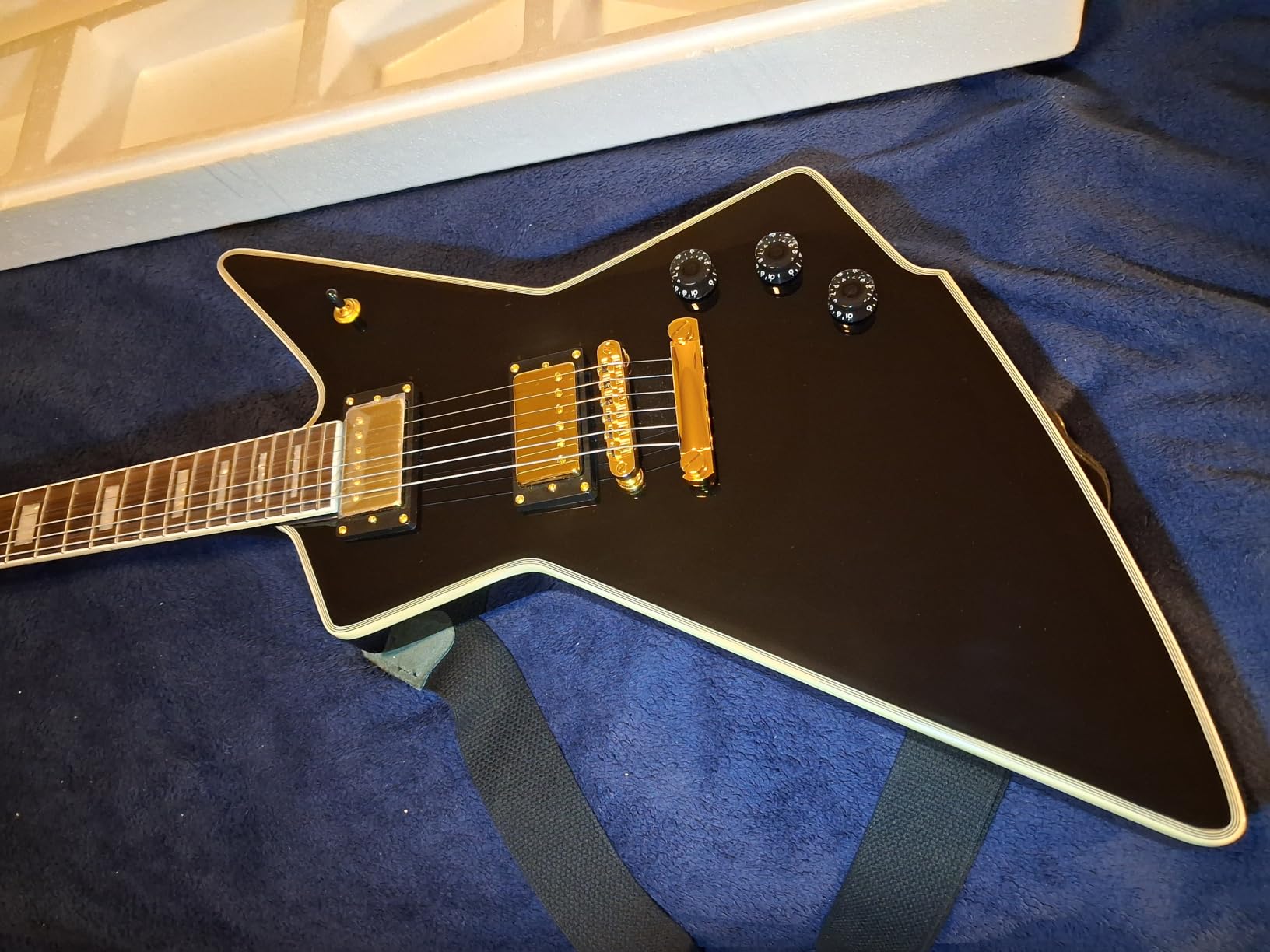 Firefly FFLX Solid Body Electric Guitar, Mahogany Guitar Body, Stainless Steel and Ball End Frets, Rosewood Fretboard (Cream) customer photo 1